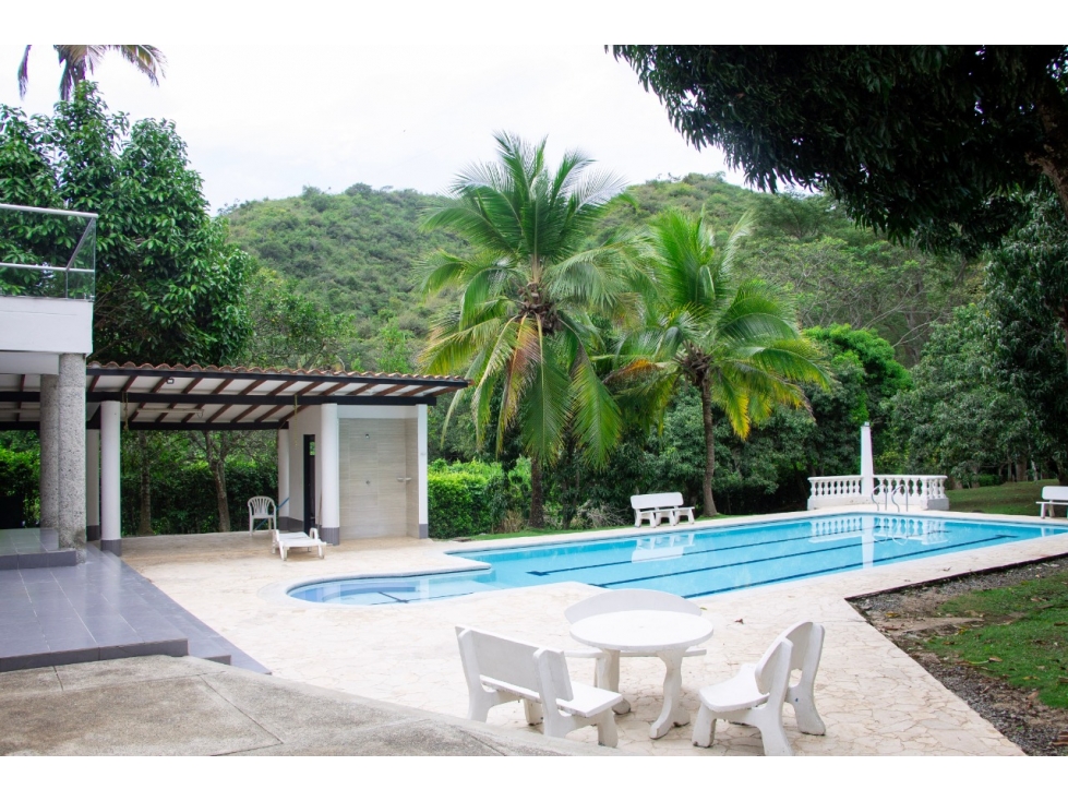 F0303. VENDO! Finca con hermosos acabados y piscina en Sopetran — foto 2