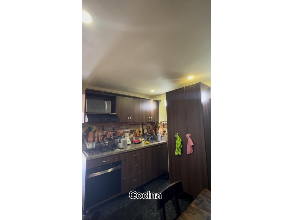 C0385. Vendo! Casa de 2 niveles con amplios espacios en buen sector