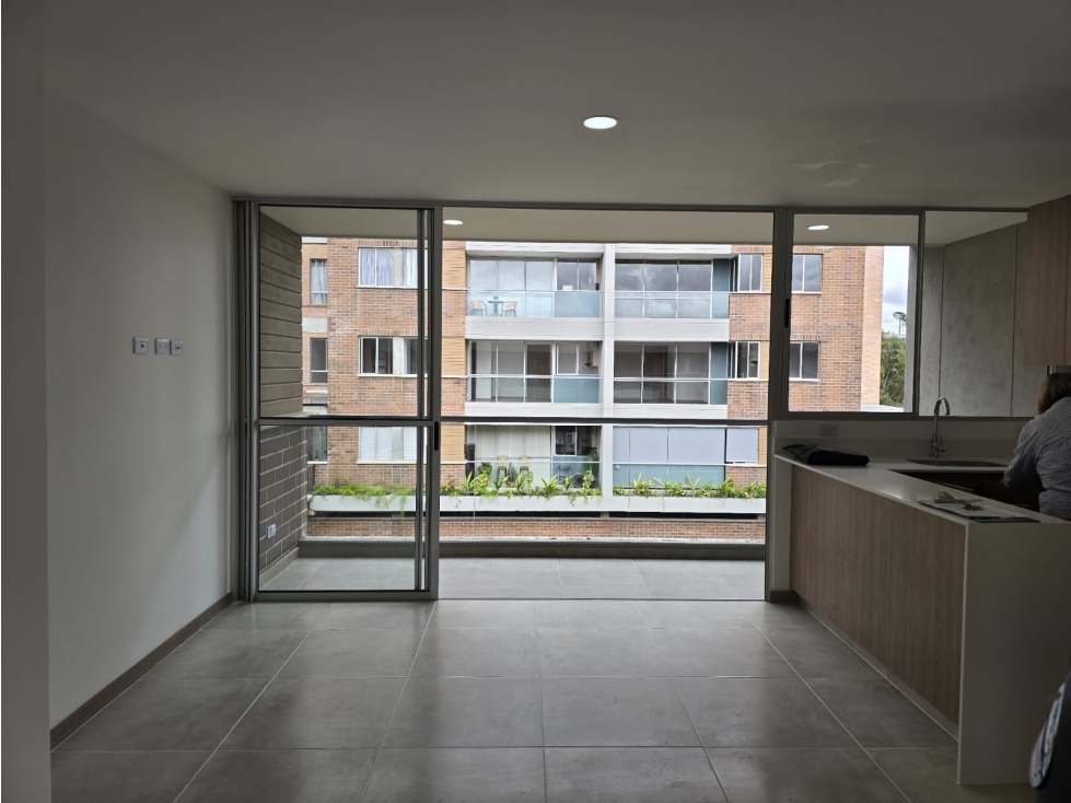T0790. Alquilo! Apartamento con excelente ubicación en unidad cerrada — foto 2