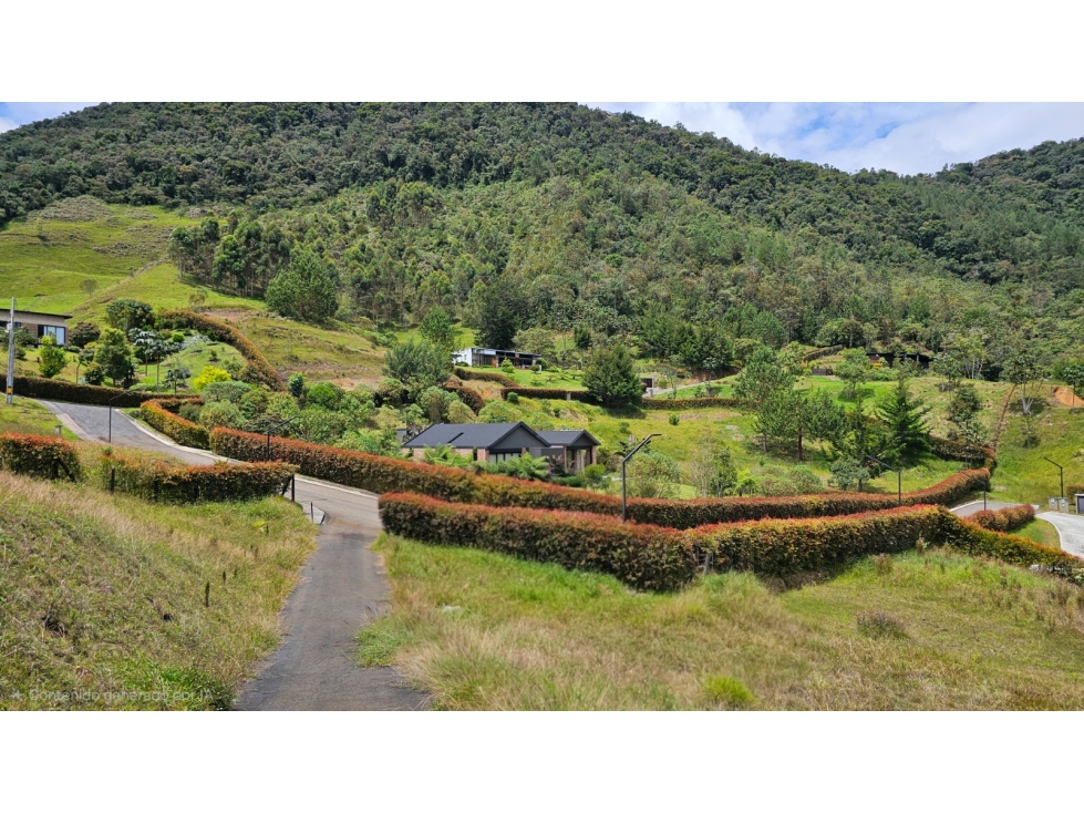 F0396. Finca con área de 2.500 m² en parcelación cerrada de La Ceja