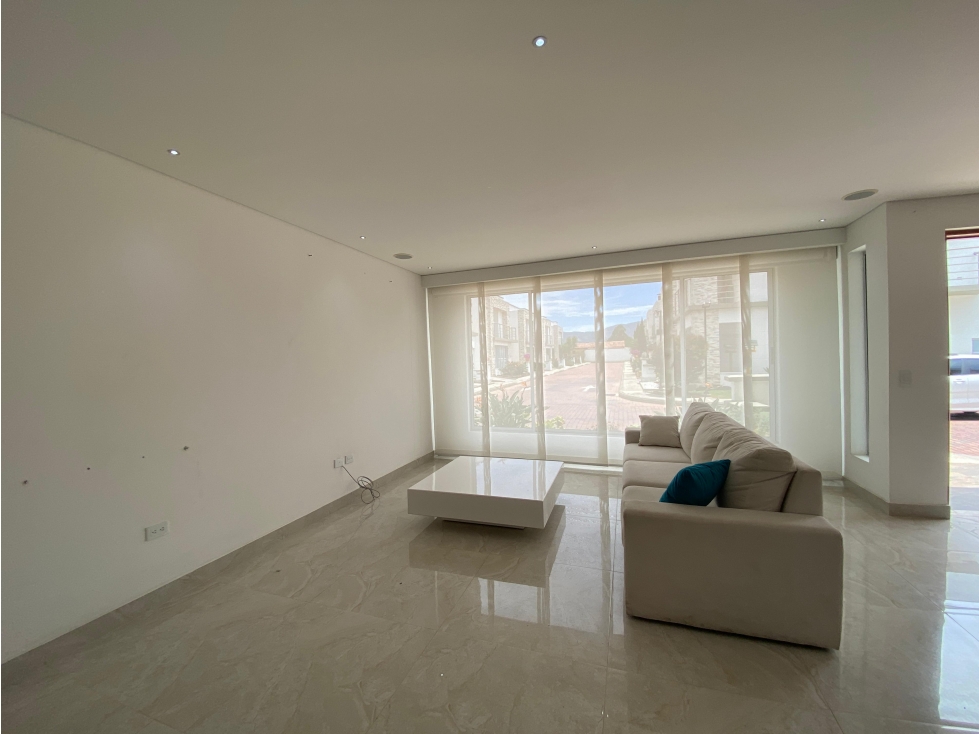 C0239. Vendo! Casa con acabados de lujo en unidad cerrada La Ceja — foto 3