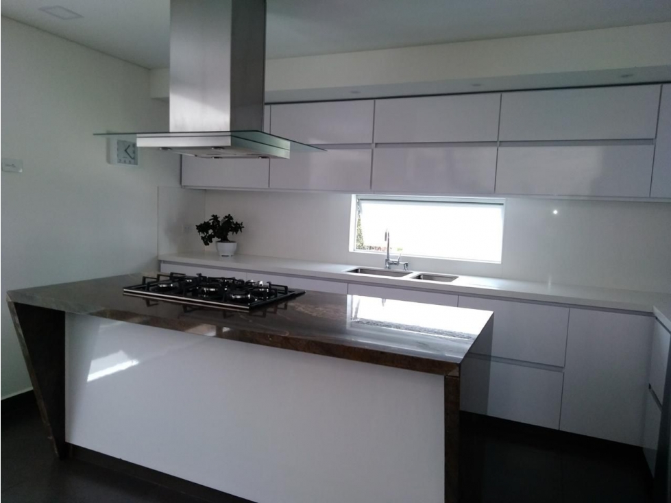 C0384. Vendo! Casa con acabados de lujo en unidad cerrada La Ceja 