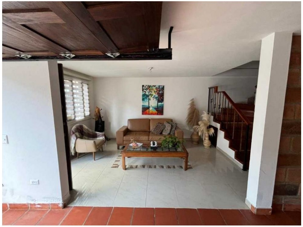 C0389. Vendo! Casa unifamiliar en excelente sector con garaje — foto 2