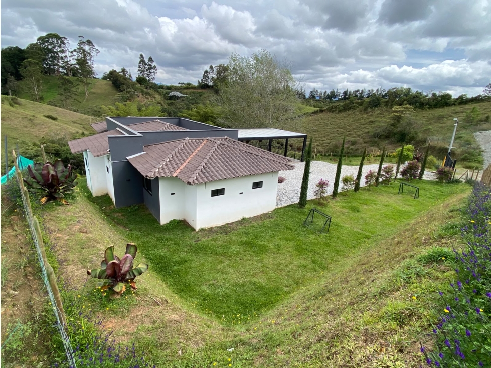 T0900. Finca con área de 1.900mt2 y amplios espacios en Rionegro
