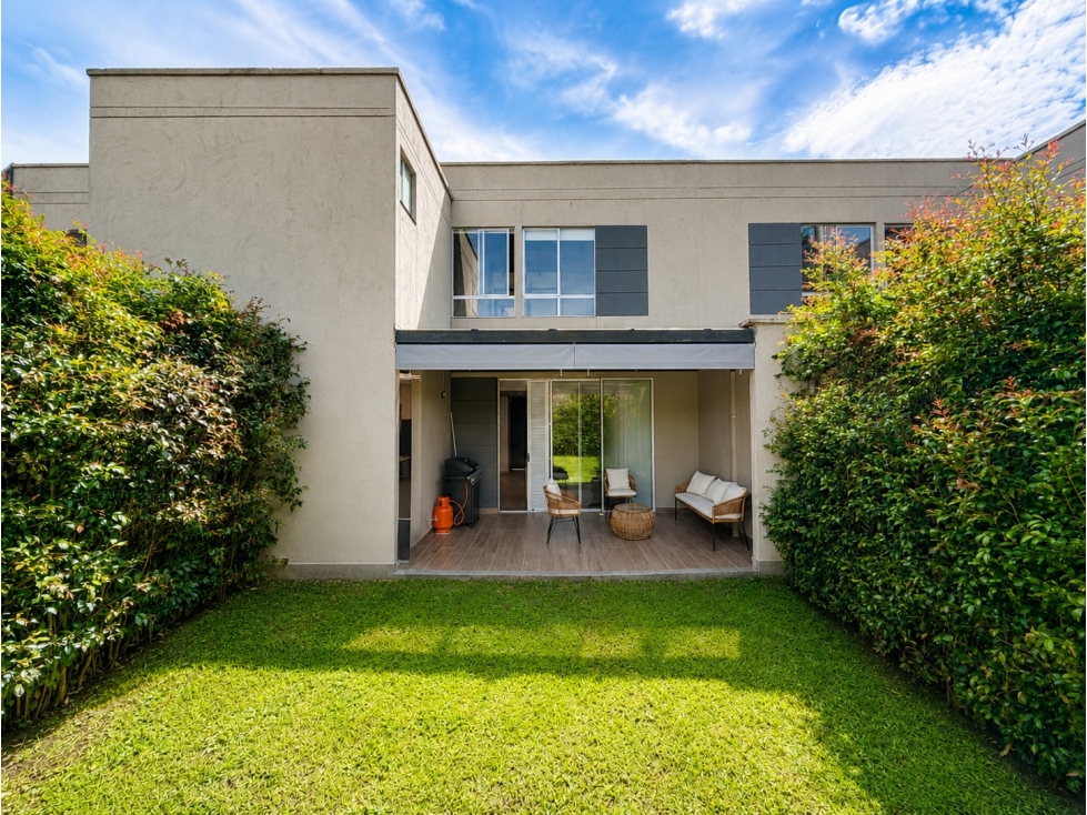 C0473.Casa unifamiliar 130mt2 con jardín en unidad cerrada con piscina