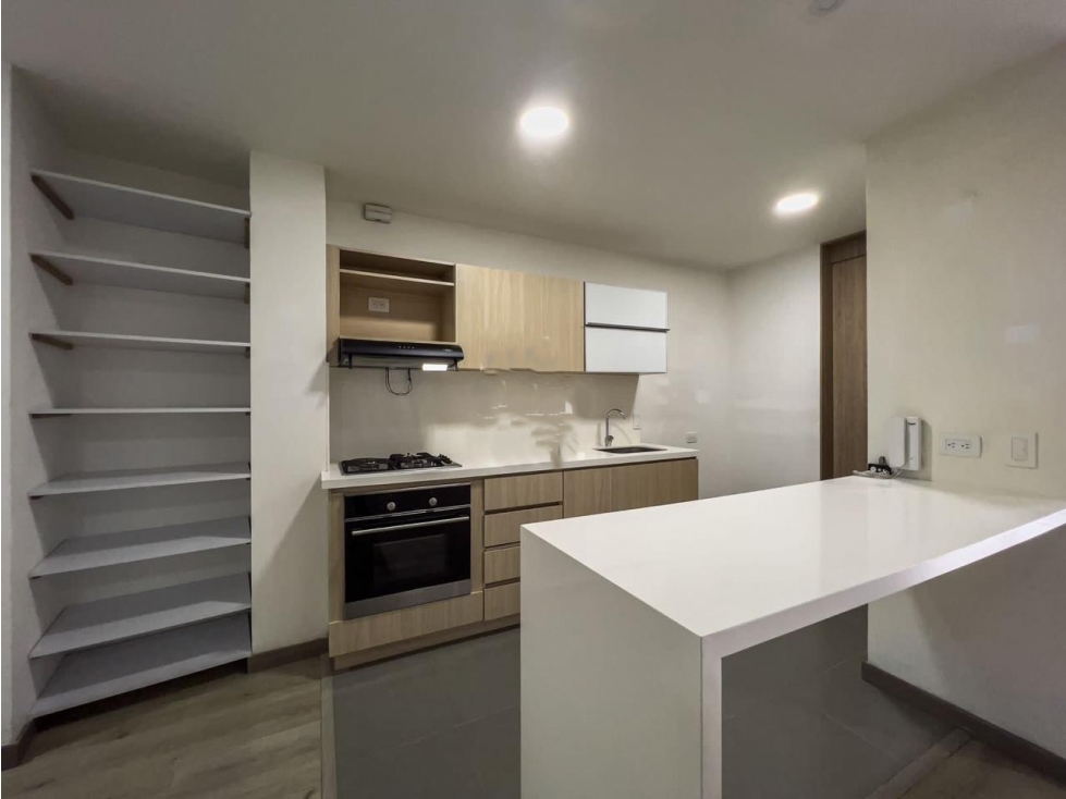 T0689 Alquilo! Apartamento con grandes espacios en sector exclusivo