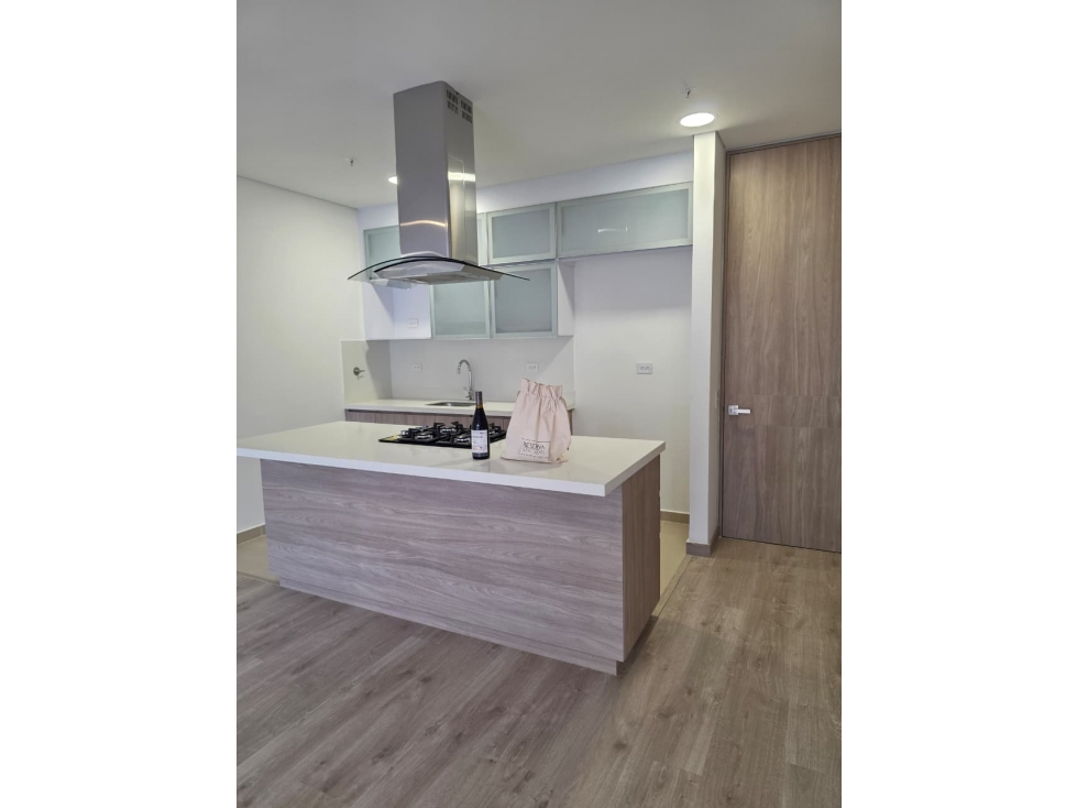 T0789. Se alquila! Apartamento con acabados de lujo en El Retiro — foto 3