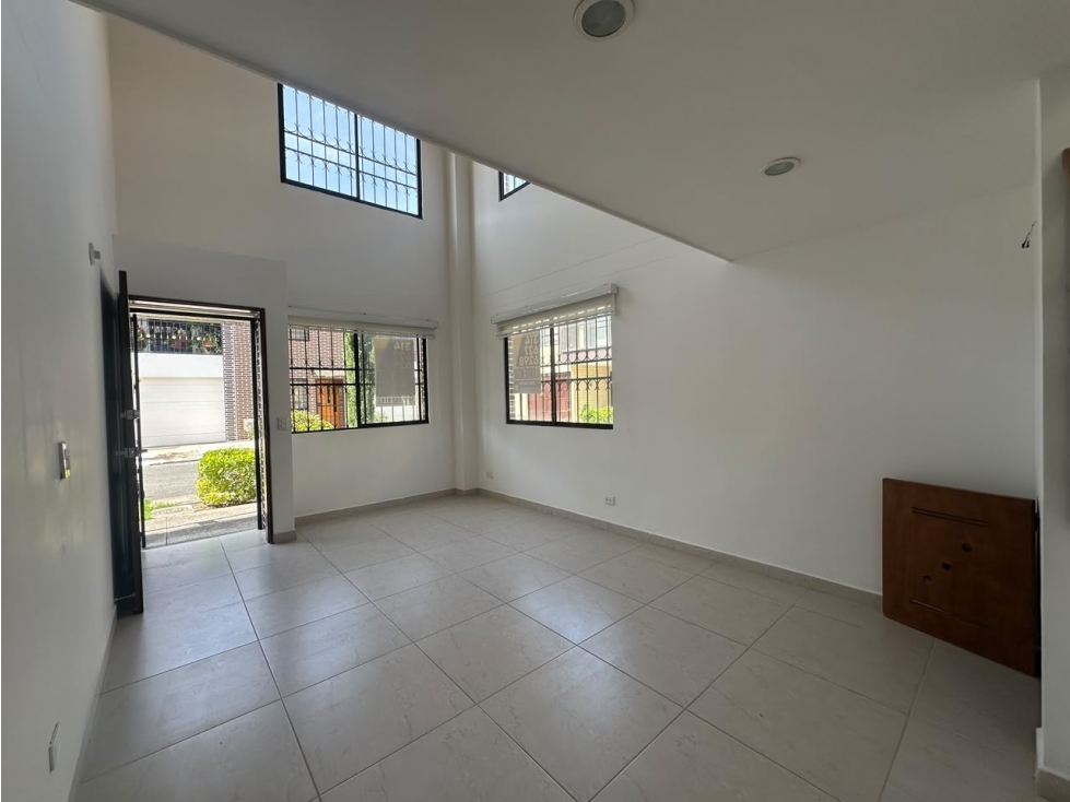 C0416. Casa de dos niveles con acabados modernos en La Ceja — foto 3