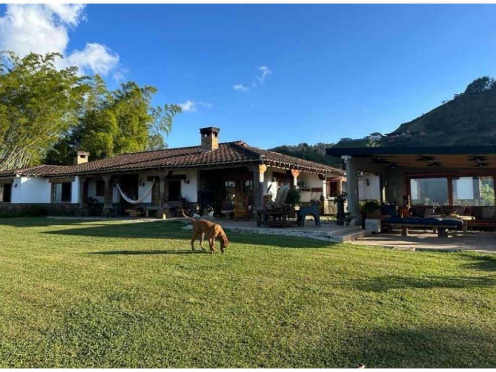 T0627. Alquiler! Finca con amplias zonas verdes en exclusivo sector