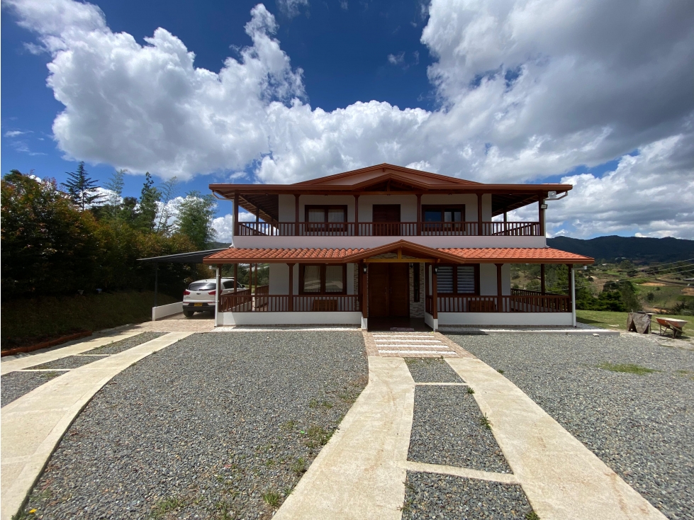 F0329. VENDO! Finca con pesebreras y amplias zonas verdes
