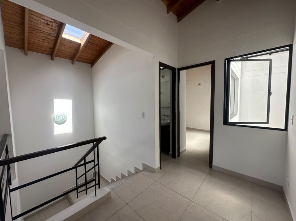 C0416. Casa de dos niveles con acabados modernos en La Ceja — foto 5