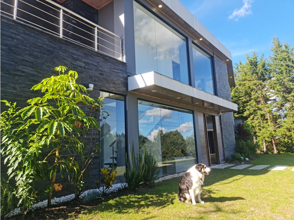 F0322 VENDO Casa finca de lujo en Parcelación 3 minutos del Aeropuerto