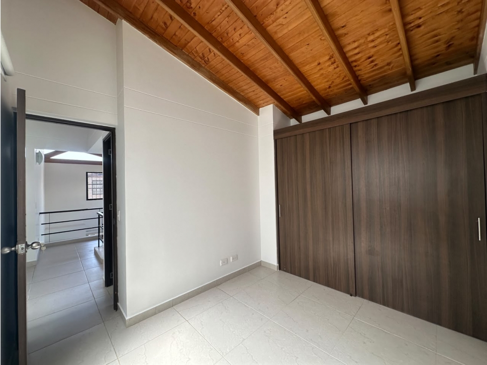 C0416. Casa de dos niveles con acabados modernos en La Ceja — foto 6