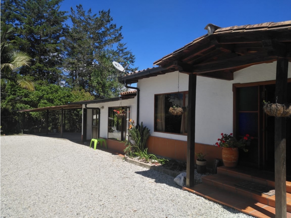 F0290. VENDO! Finca con excelente ubicación y espacio en La Ceja