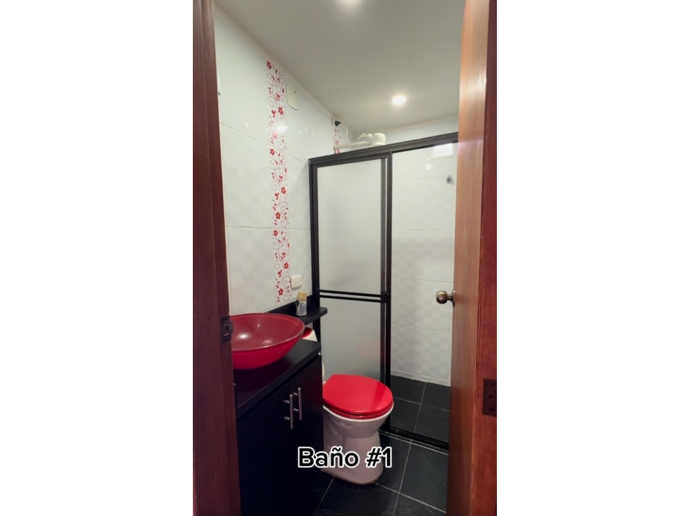 C0385. Vendo! Casa de 2 niveles con amplios espacios en buen sector — foto 3