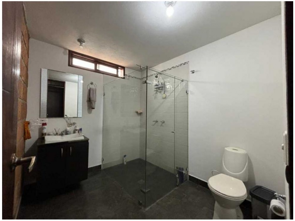 C0389. Vendo! Casa unifamiliar en excelente sector con garaje — foto 3