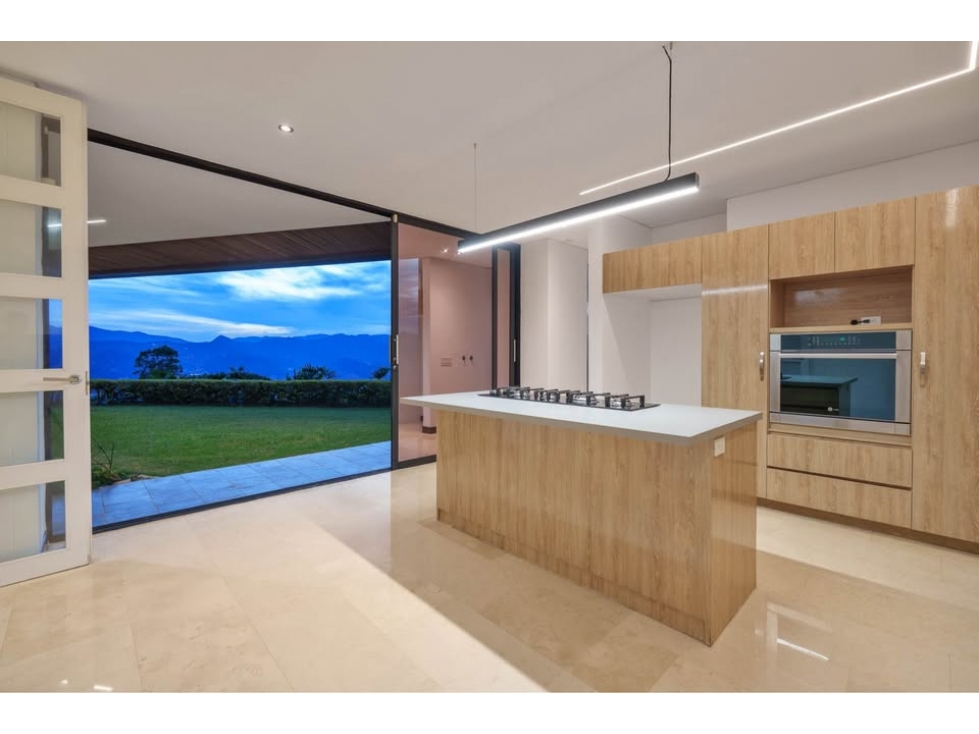 T0853. Finca de lujo con área de 2.000mt2 en parcelación, Medellin
