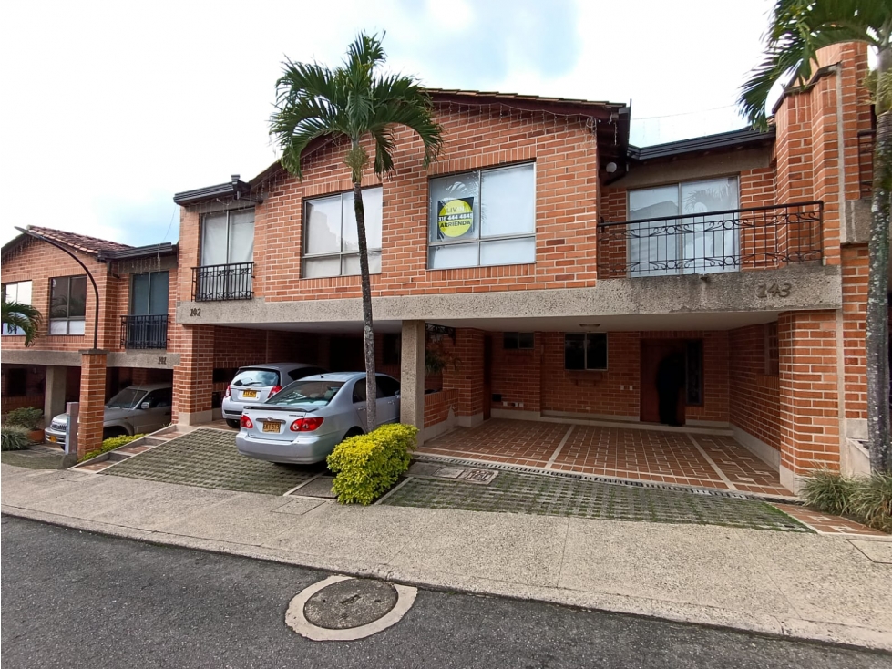 T0502. ALQUILO! Casa campestre con excelentes espacios en El Poblado