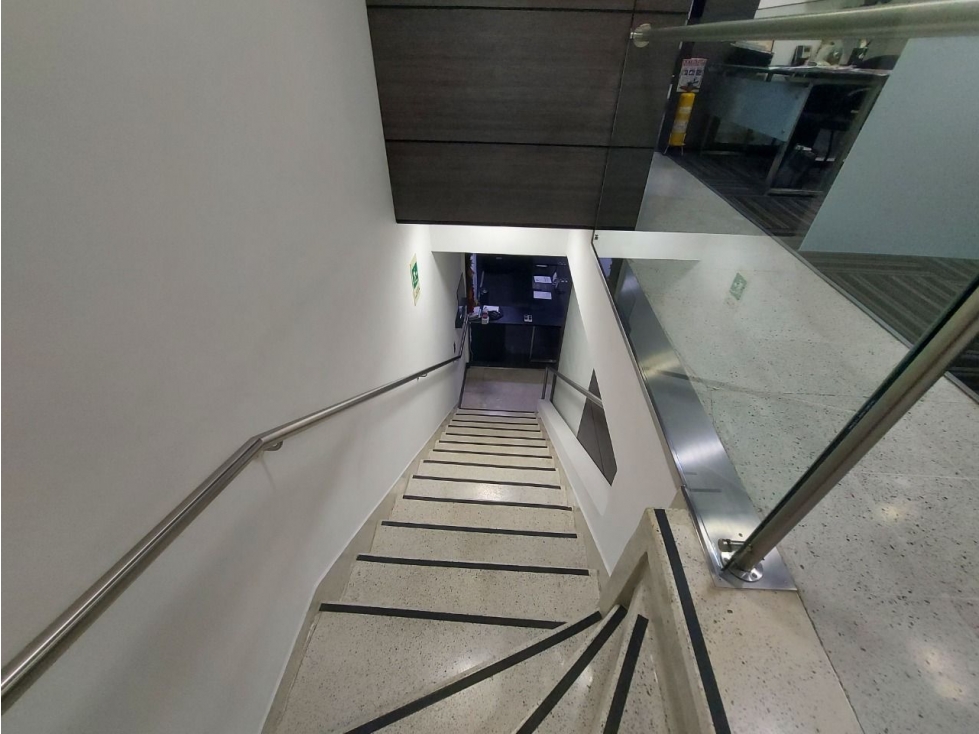 T0515. Oficinas ubicadas en excelente sector comercial en Medellín — foto 5