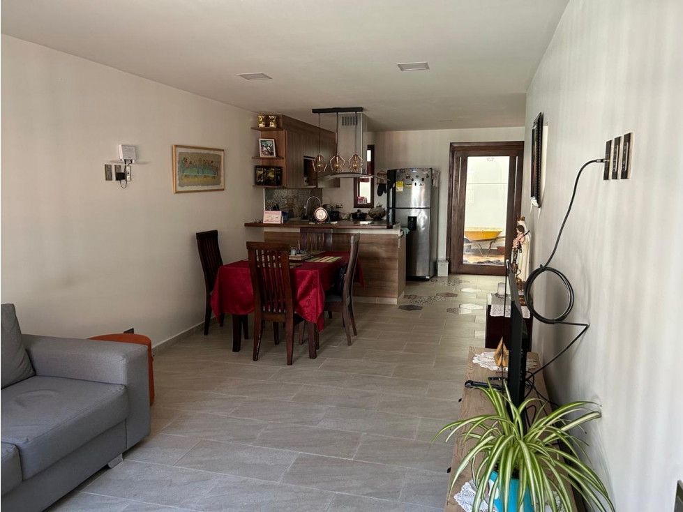 C0375. Vendo! Casa unifamiliar con amplio parqueadero — foto 3