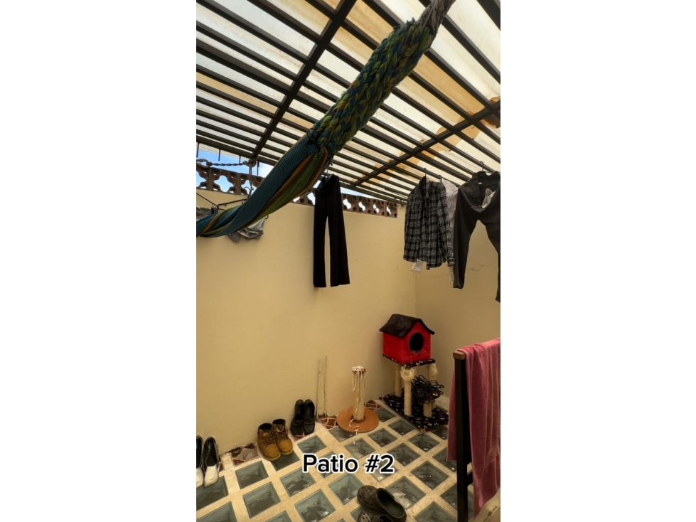 C0385. Vendo! Casa de 2 niveles con amplios espacios en buen sector — foto 4