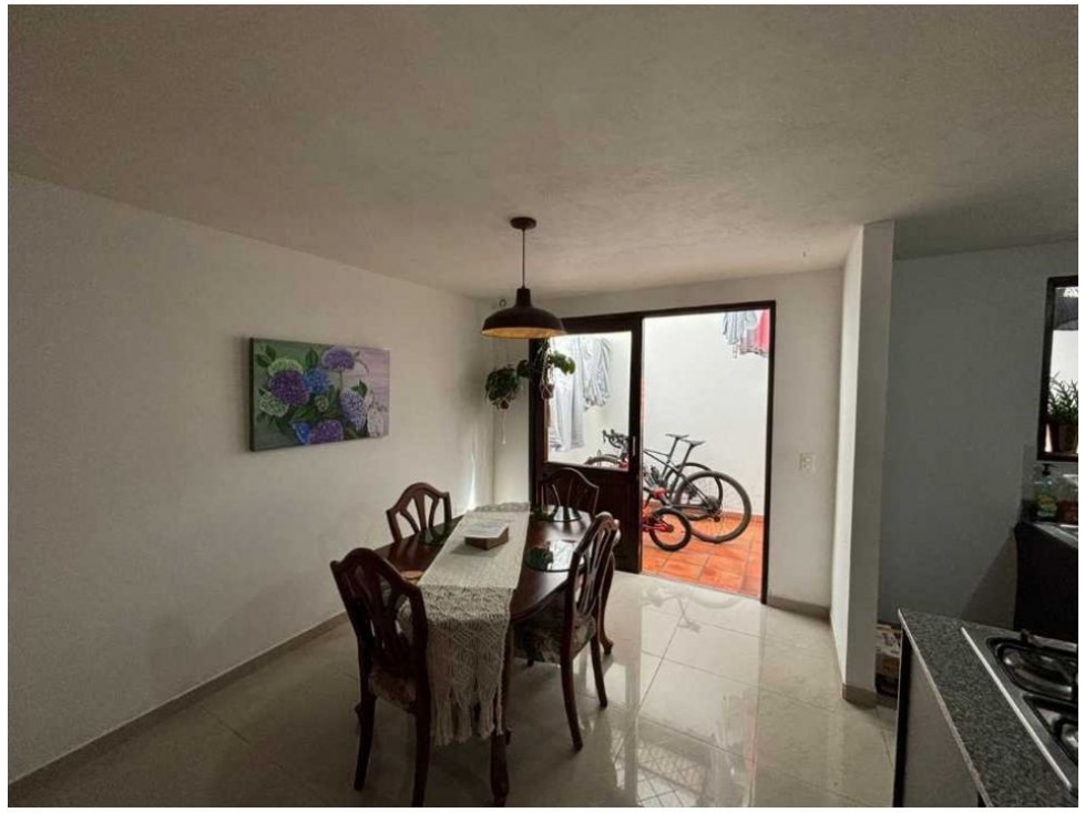 C0389. Vendo! Casa unifamiliar en excelente sector con garaje — foto 4