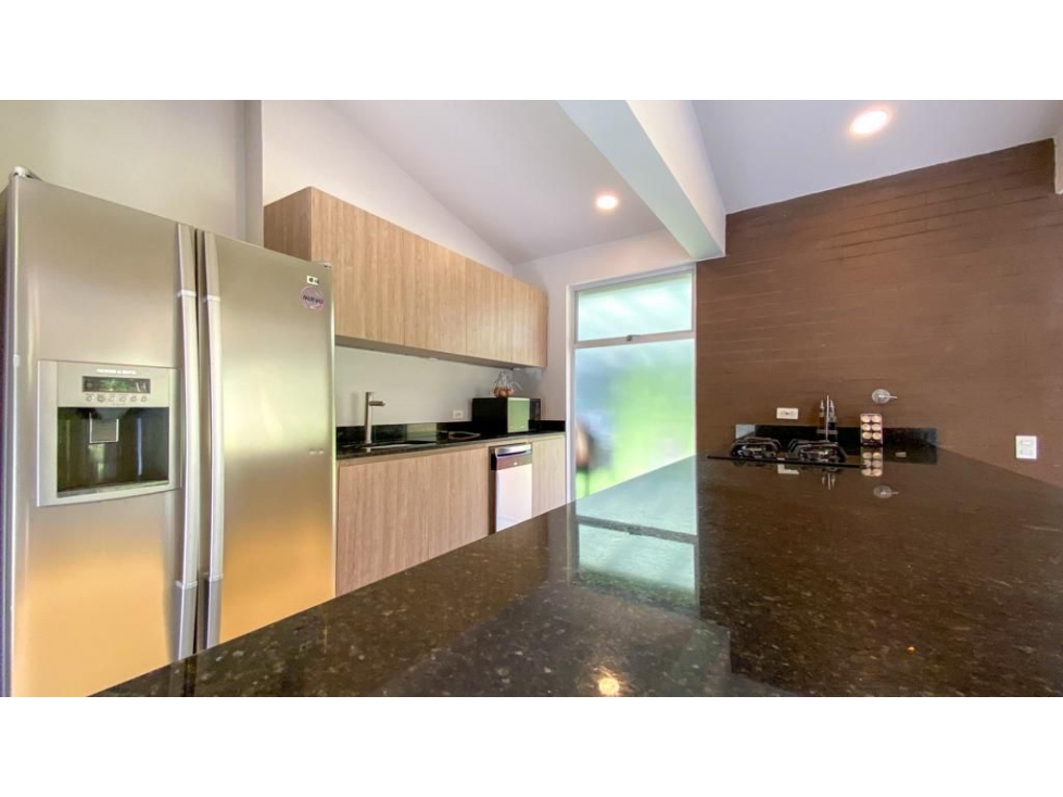Alquilo! Apartamento con acabados de lujo en unidad cerrada El Retiro — foto 3
