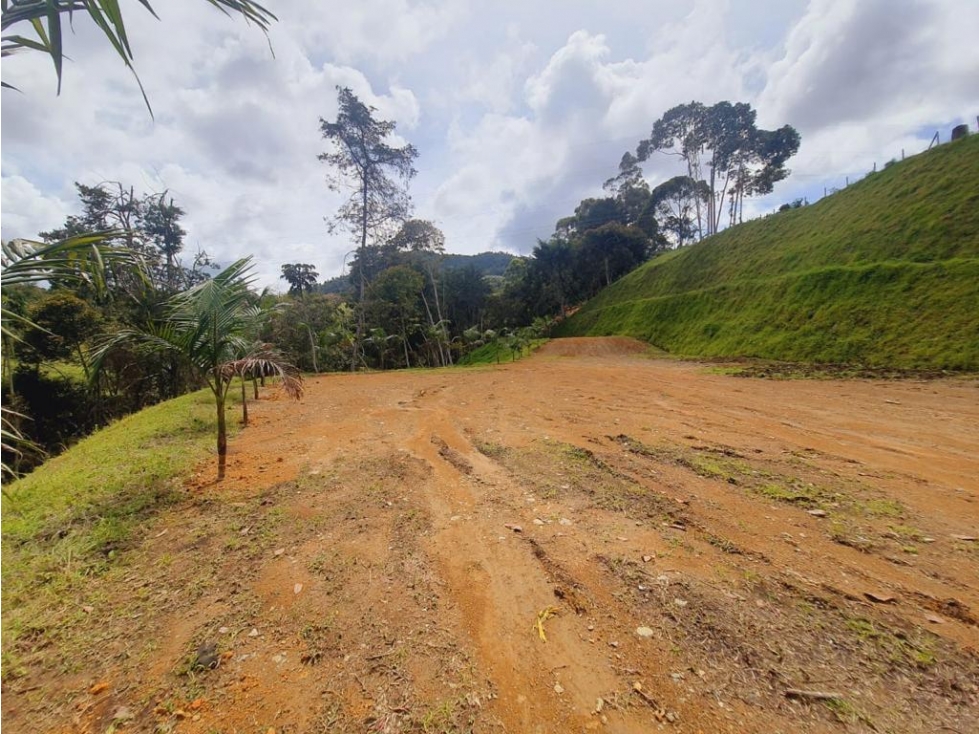 L0312. VENDO! Lote en exclusivo sector con un área de 4.402 Mt2 - 3