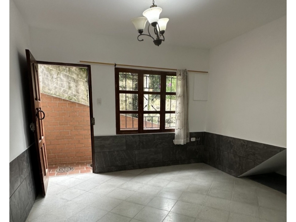 C0465.Casa de 110mt2 a 2 cuadras del parque principal de el Retiro — foto 3