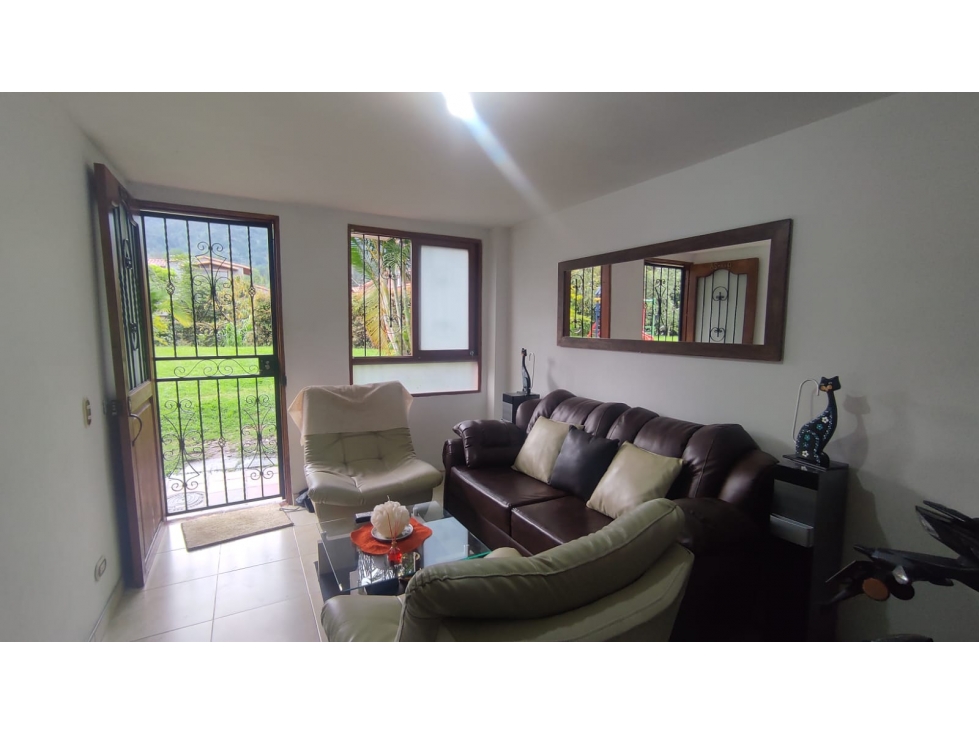 C0252. Vendo! Casa de 3 niveles, buenos espacios y buen sector La Ceja