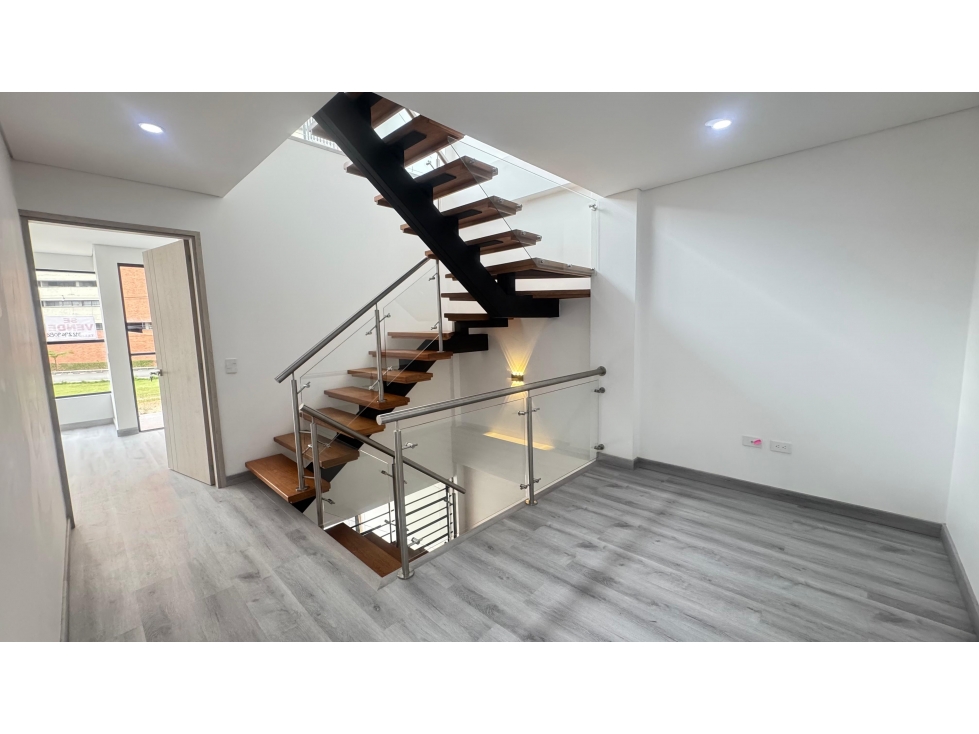 T0560. ALQUILER Casa moderna para estrenar excelente sector Rionegro — foto 6