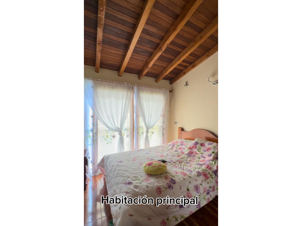 C0385. Vendo! Casa de 2 niveles con amplios espacios en buen sector — foto 5