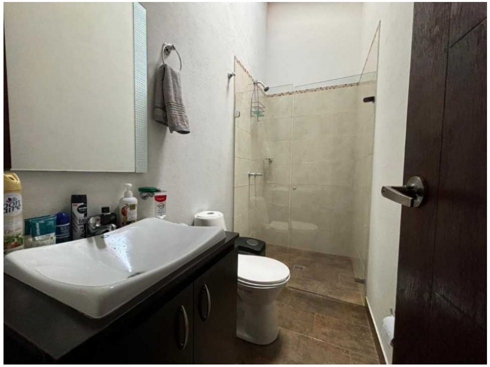 C0389. Vendo! Casa unifamiliar en excelente sector con garaje — foto 5