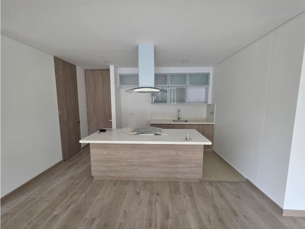T0753. Alquilo! Apartamento primer nivel sector en El Retiro