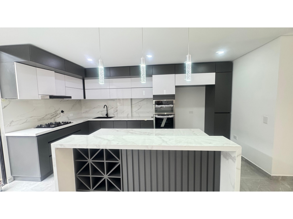 T0560. ALQUILER Casa moderna para estrenar excelente sector Rionegro — foto 2