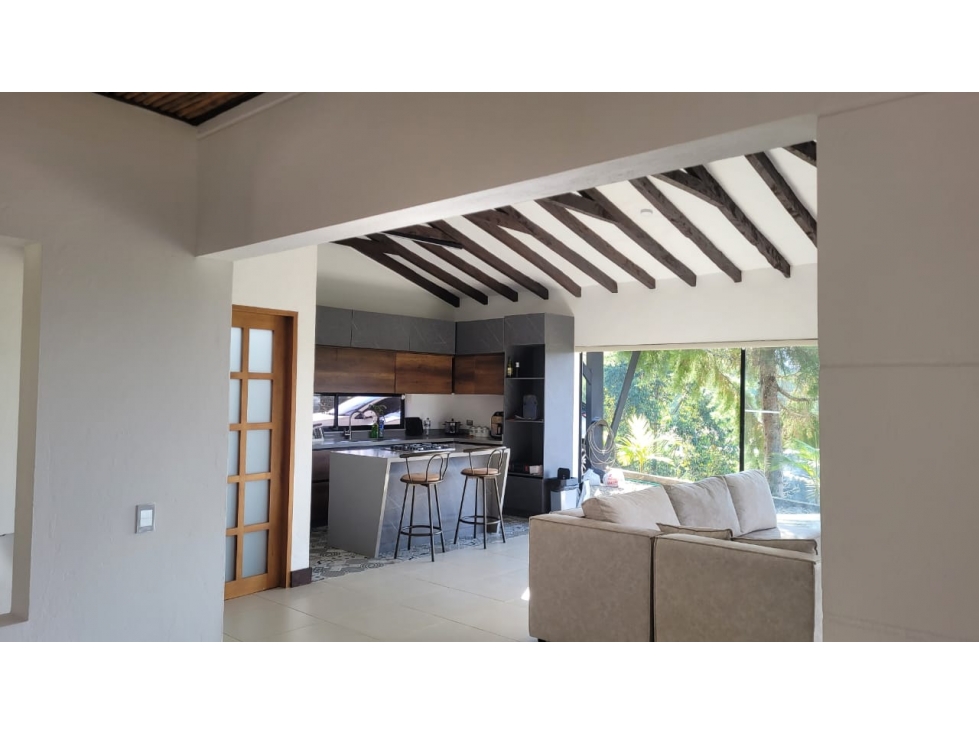 C0334. VENDO! Casa amoblada con acabados de lujo en San Antonio