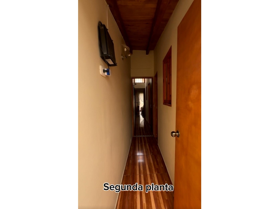 C0385. Vendo! Casa de 2 niveles con amplios espacios en buen sector — foto 6