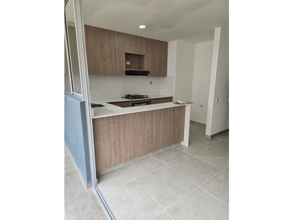 T0790. Alquilo! Apartamento con excelente ubicación en unidad cerrada
