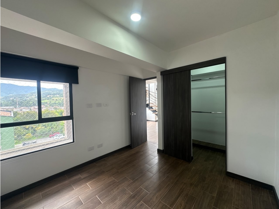 T0949. Apartamento dúplex con terraza en unidad cerrada El Retiro — foto 5