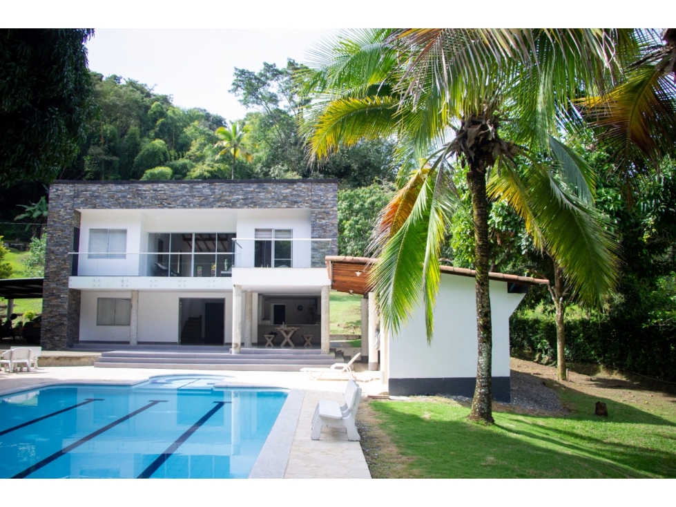 F0303. VENDO! Finca con hermosos acabados y piscina en Sopetran