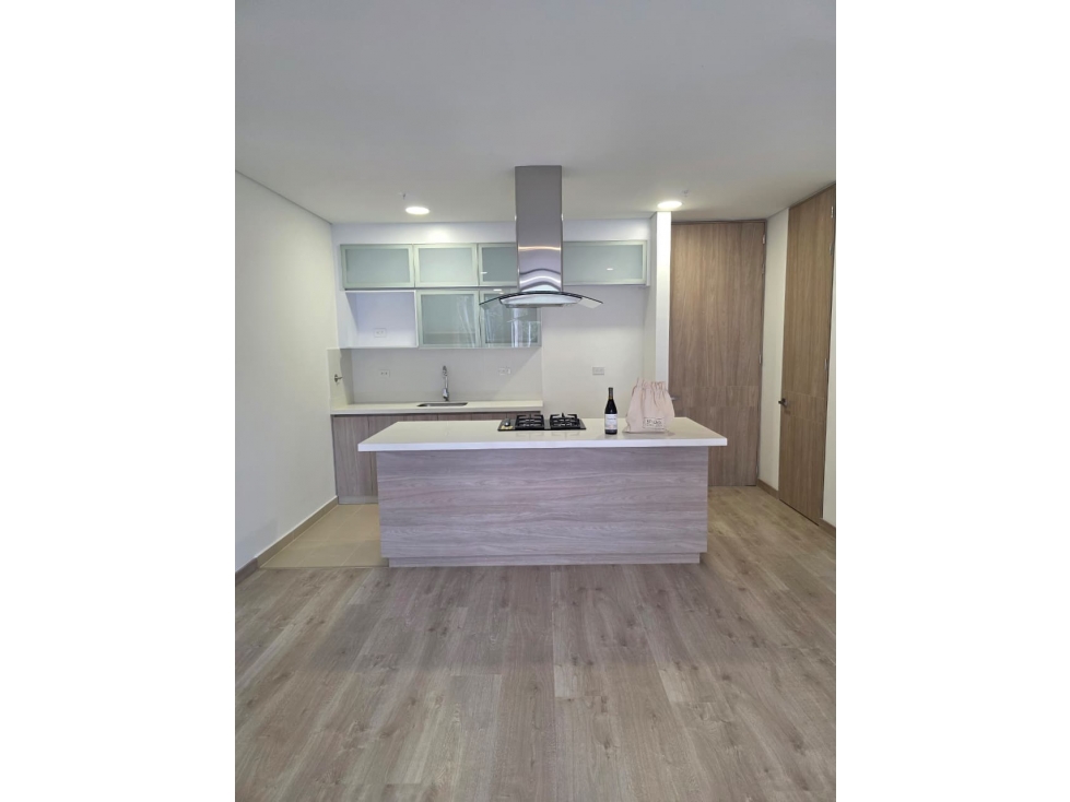 T0789. Se alquila! Apartamento con acabados de lujo en El Retiro