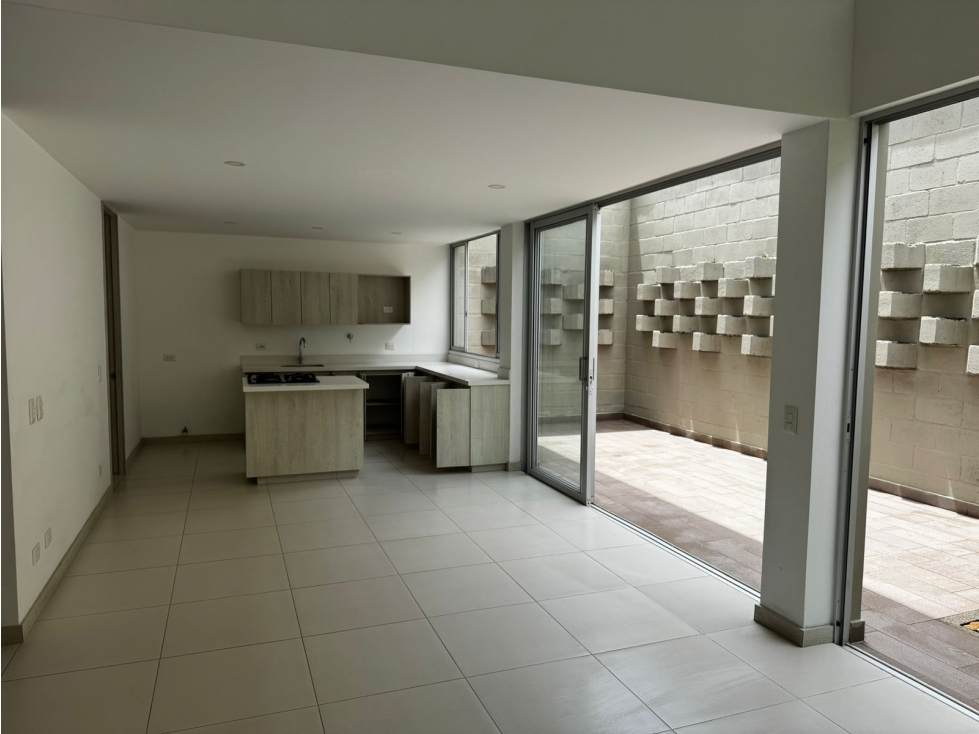 C0419 Vendo! Casa en zona residencial de Rionegro con acabados de Lujo - 2