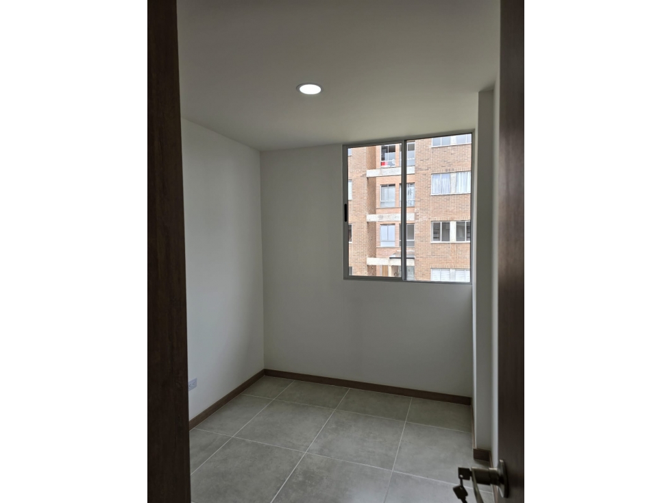 T0790. Alquilo! Apartamento con excelente ubicación en unidad cerrada — foto 3