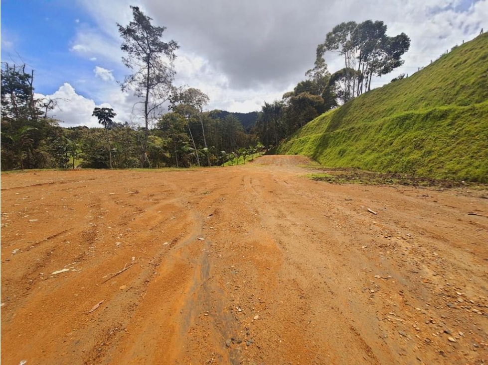 L0312. VENDO! Lote en exclusivo sector con un área de 4.402 Mt2 - 6