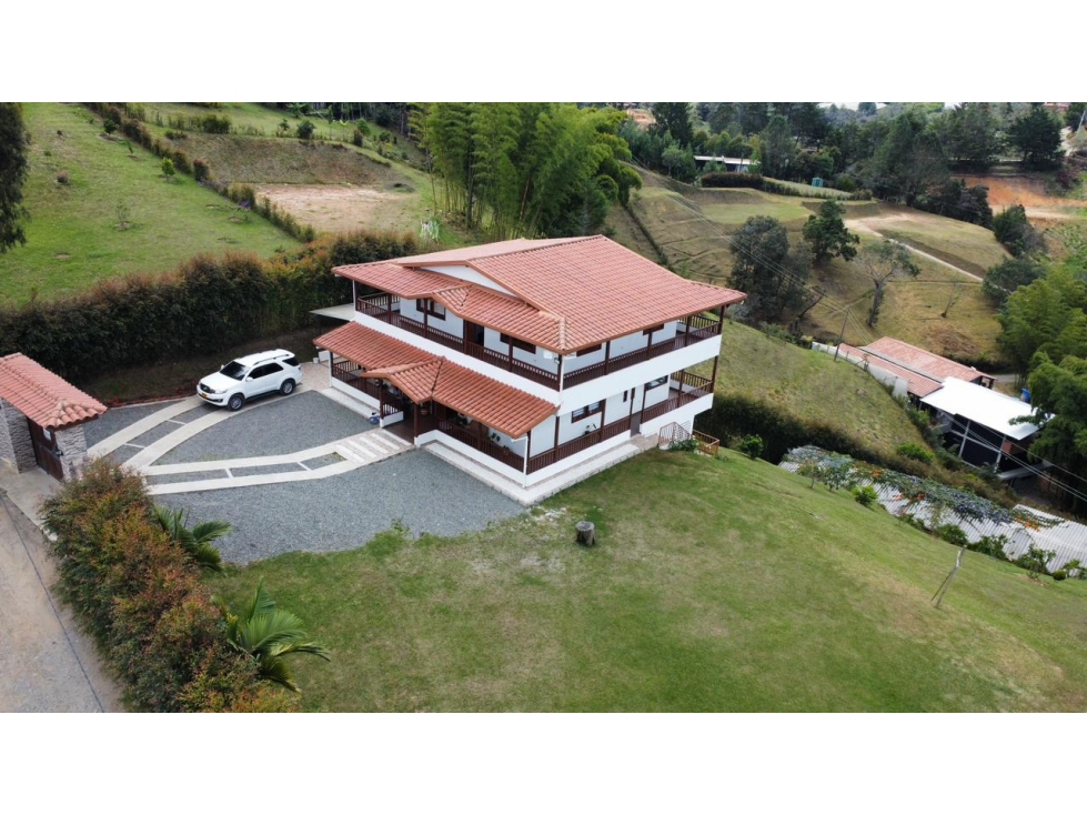 F0388.Finca con excelente ubicación con 3.380MT2 de 3 niveles