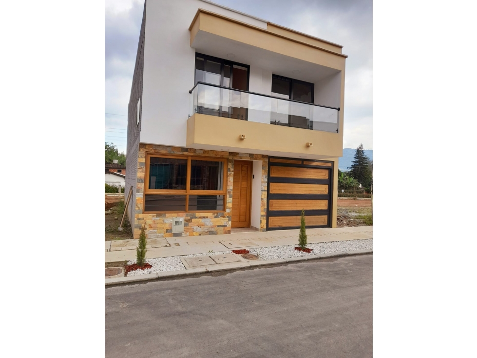 C0209. Vendo! Casa con acabados de lujo en buen sector La Ceja