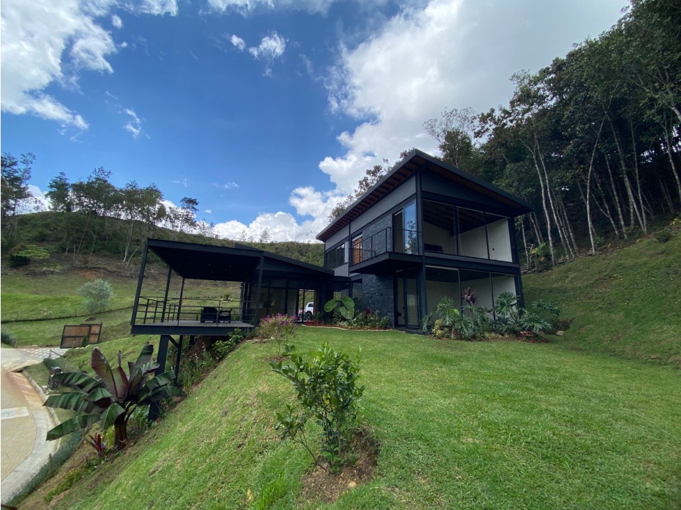 F0302. Vendo! Finca con acabados de lujo en El Retiro