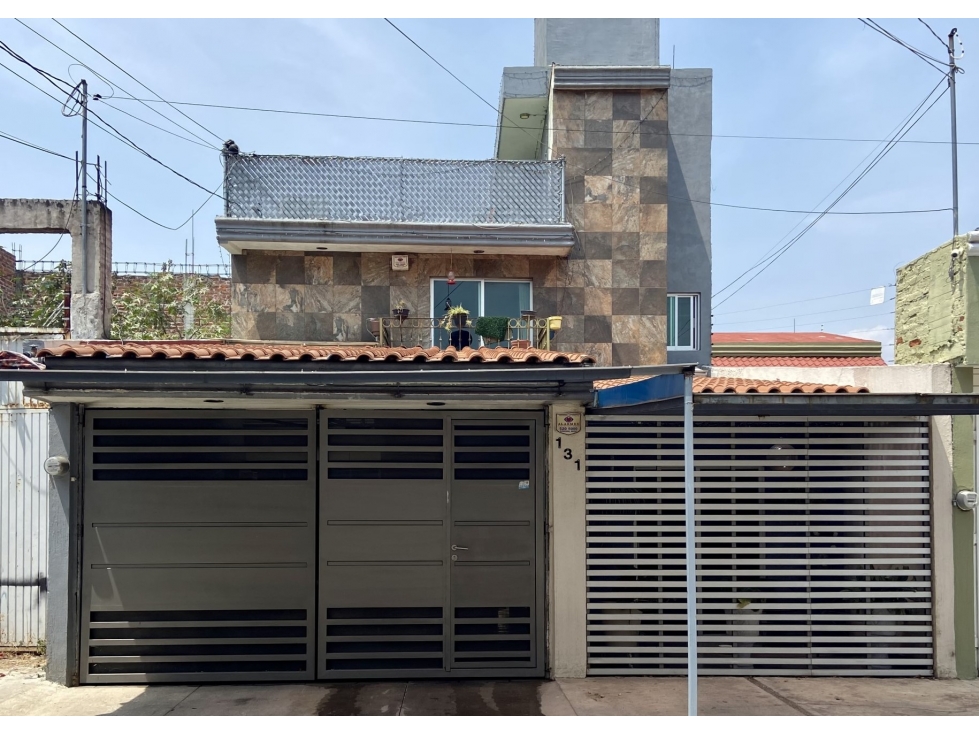 Casa en venta de dos niveles en La Floresta, Zamora, Michoacán - 1