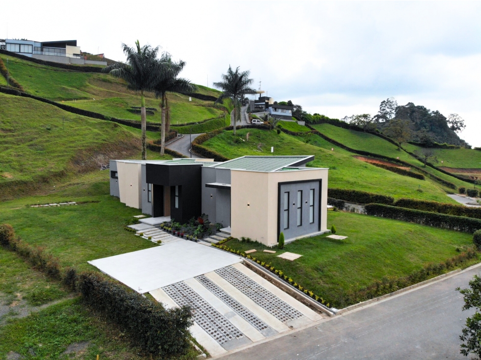 Casa campestre de lujo en condominio, vía a Santa Rosa de Cabal - 2