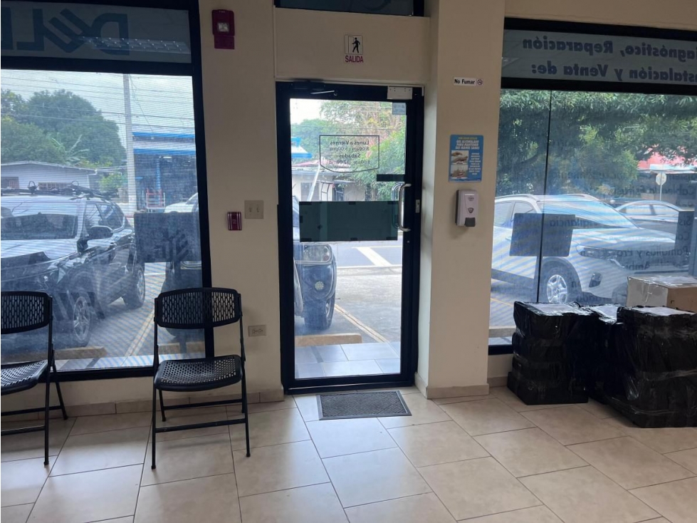 Local comercial con oficina Divididas. - 2